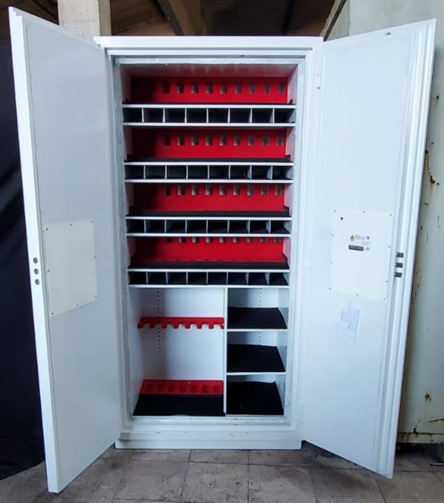 "   RÖNESANS TİPİ 7 TÜFEK YERLİ ELEKTRONİK ŞİFRELİ VE ANAHTARLI İÇİNDE PRİZLİ VE İÇİ LED AYDINLATMALI 1 BÜYÜK VE 2 KÜÇÜK KASA ANAHTARLI DOLAPLI 3 RAFLI GARDLOP TİPİ TÜFEK VE44 TABANCA YERLİ MÜHİMMAT KASASI 195*100*62CM 300KĞ ( 199.690TL )+KDV ADRESE TESLİM