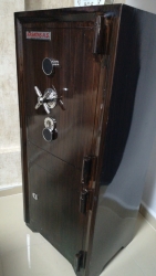 "008GERMANY ÖZEL OFİS TİPİ ALTI DOLAPLI ÖZEL MAYMUNCUK AÇMAZ ANAHTARLI ORTA ANAHTAR ALTI MATKAP DELMEZ ÇELİKLİ( 7*11CM ) TABLA GİZLİ GÖZLÜ KOMPLE C50 ÖZEL BETON DOLGULU ÇELİK PARA KASASI 105*50*42CM 230KĞ ( 19.999TL )+KDV