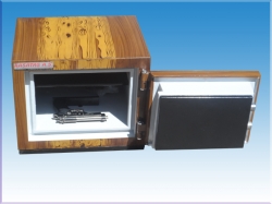 "001EKLE OFİS TİPİ 1 ANAHTARLI 1 ELEKTRONİK ŞİFRELİ ÖNÜ KROMLU SARI AHŞAP RENK BOYALI ÖZEL ÇELİK PARA KASASI DIŞ ÖLÇÜSÜ 40*50*40CM İÇ ÖLÇÜSÜ 30*40*25CM 200KĞ ( 749€ )+KDV ADRESE TESLİM